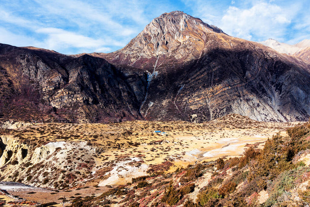 Panoraamanäkymät suosittu matkailukohde trail Nepalissa - Annapurna Circuit Trail. Tapa perustaa leiri ja Thorong La tai Thorung La pass. - Valokuva, kuva