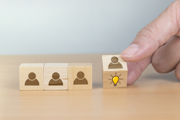 Personeelsbeleid en werving business team concept. Hand zetten van houten kubusblok op top piramide - Foto, afbeelding