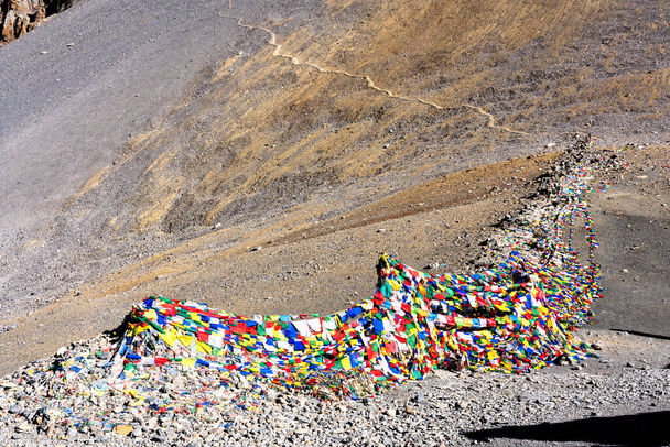 Pieu tibétain de pierres et drapeaux colorés sur le col, Himalaya, Népal. Thoroang La Pass. - Photo, image