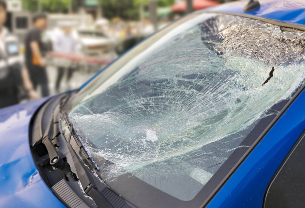 un accidente de coche destruye el parabrisas Reparación o seguro de coche y la compra de coches nuevos son necesarios
. - Foto, imagen