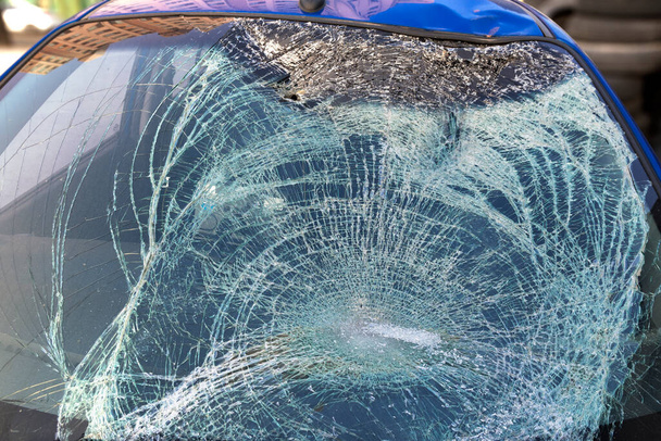 un accidente de coche destruye el parabrisas Reparación o seguro de coche y la compra de coches nuevos son necesarios
. - Foto, imagen