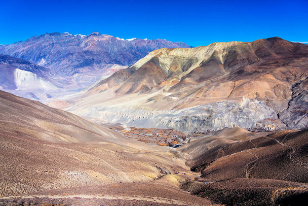 Мбаппе открывается потрясающий вид на популярный туристический маршрут в Непале - Аннапуа. Путь к базовому лагерю и перевалу Торонг Ла или Торунг Ла. Рядом с Джаркот и Муктинат, Верхний Мустанг. - Фото, изображение