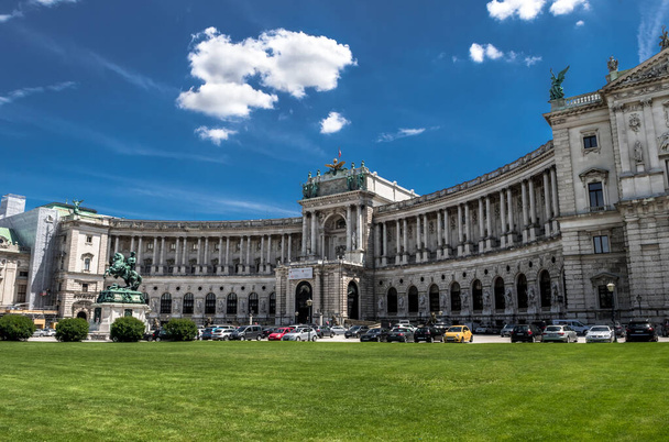 Palazzo Imperiale Hofburg e Piazza famosa Heldenplatz nella città interna di Vienna in Austria - Foto, immagini