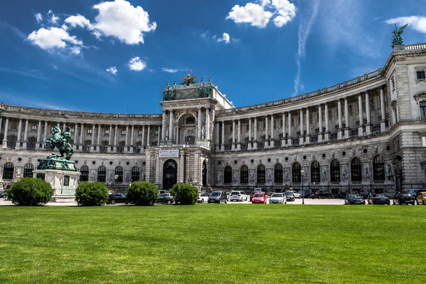 Palazzo Imperiale Hofburg e Piazza famosa Heldenplatz nella città interna di Vienna in Austria - Foto, immagini