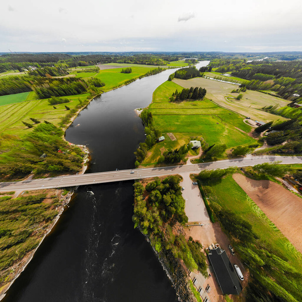 Légi panoráma a gyors Susikoski a Kymijoki folyón, Finnország. - Fotó, kép