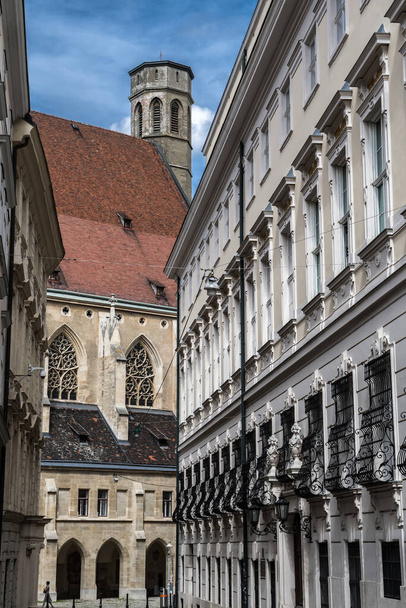 Curch gothique, Minoritenkirche, Dans une ruelle étroite dans la ville intérieure de Vienne en Autriche - Photo, image
