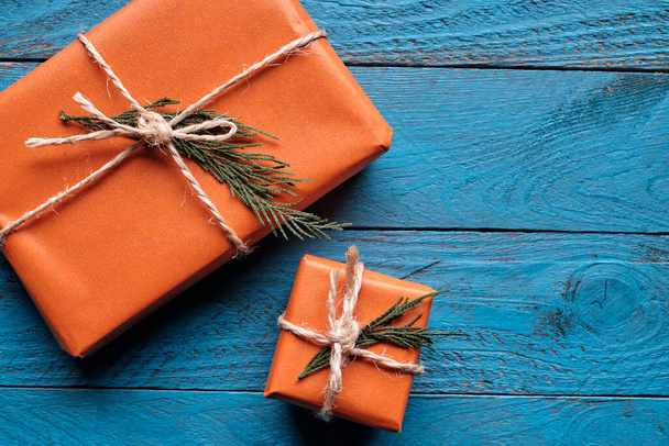 Подарункові пакети з крафт-паперу на синьому сільському дерев'яному фоні
 - Фото, зображення