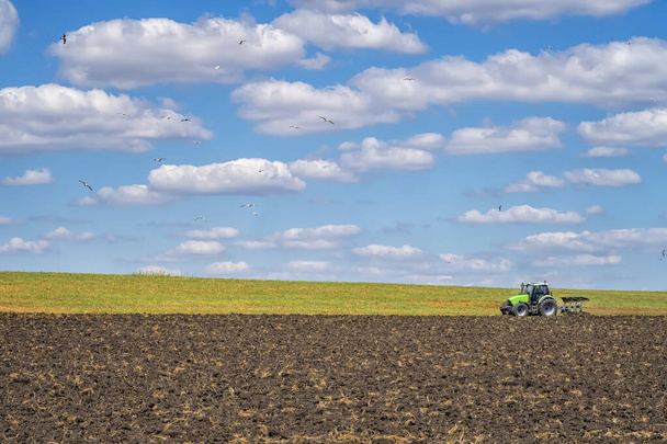 El tractor prepara el campo para el cultivo. Concepto de agricultura y agronomía
.  - Foto, Imagen