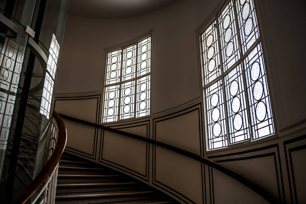 Scala con scalini in stile Liberty nella città interna di Vienna in Austria - Foto, immagini