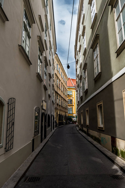 Stretto vicolo con case storiche nella città interna di Vienna in Austria - Foto, immagini