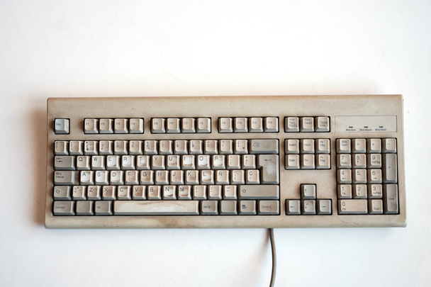 Старая и грязная компьютерная клавиатура на белом фоне - Фото, изображение