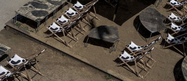 Bar sulla spiaggia abbandonato con sedie a sdraio vuote durante la crisi di Corona - Foto, immagini