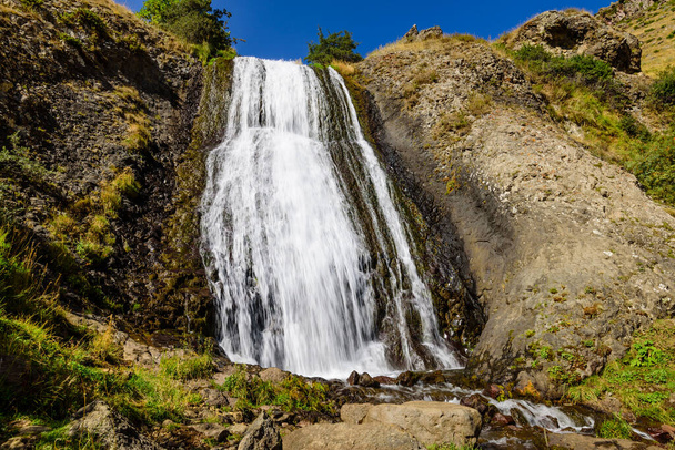 Artsci Wasserfall - ein schöner Wasserfall und Naturdenkmal in der Nähe des Dorfes Stepantsminda (Kazbegi), Kaukasus, Georgien - Foto, Bild
