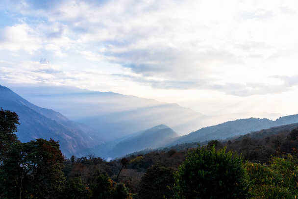 Vistas panorâmicas sobre uma trilha de destino turístico popular no Nepal - Annapurna Circuit Trail. Maneira de acampamento base e Thorong La ou Thorung La pass
. - Foto, Imagem