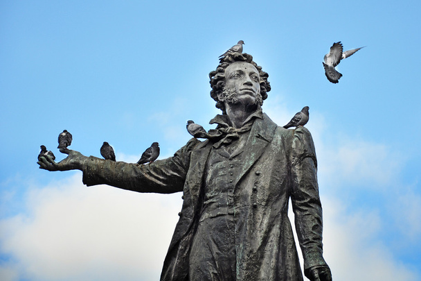 μνημείο του ποιητή Πούσκιν με περιστέρια - Φωτογραφία, εικόνα