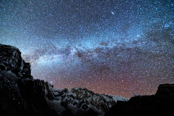 Tejút és hegyek. Csodálatos jelenet himalájai hegyekkel és csillagos égbolttal éjszaka Nepálban. Sziklák havas csúccsal és égbolt csillagokkal. Annapurna tartomány. Éjszakai táj, fényes tejút - Fotó, kép