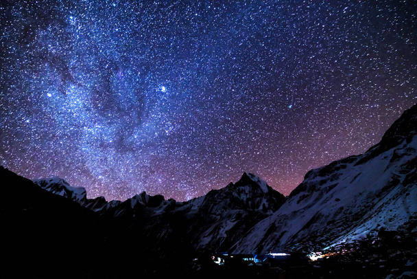 Tejút és hegyek. Csodálatos jelenet himalájai hegyekkel és csillagos égbolttal éjszaka Nepálban. Sziklák havas csúccsal és égbolt csillagokkal. Annapurna tartomány. Éjszakai táj, fényes tejút - Fotó, kép