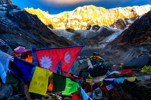BASE D'ANNAPURNA CAMP, NEPAL - DEC 1, 2018 : Vue du matin du mont Annapurna I depuis le camp de base de l'Annapurna avec drapeaux de prière, circuit rond de l'Annapurna sentier de trekking, Népal. - Photo, image