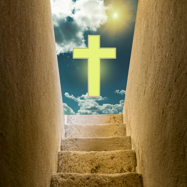 Egy régi lépcső vezet a sötétségből a fénybe és az égbe egy kereszttel. A kereszténység istenének fogalma és Isten kegyelme. - Fotó, kép
