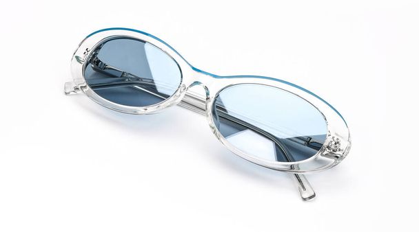 Gafas de sol retro aisladas sobre fondo blanco. Gafas de sol vintage verano mujer accesorios blanco y azul de color. Vista superior
 - Foto, Imagen