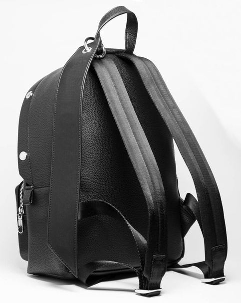 τσάντα πλάτης δερμάτινη μαύρη βαλίτσα μοντέρνα μόδα αξεσουάρ αξεσουάρ σχεδιασμό αντικείμενο - Φωτογραφία, εικόνα