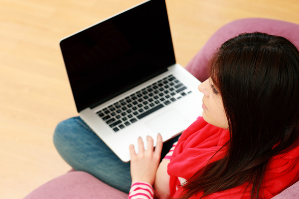 Woman sitting on the sofa with laptop - Foto, imagen