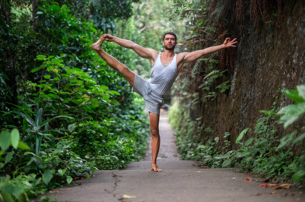 Pratique de l'homme Pratique du yoga et méditation extérieure - Photo, image