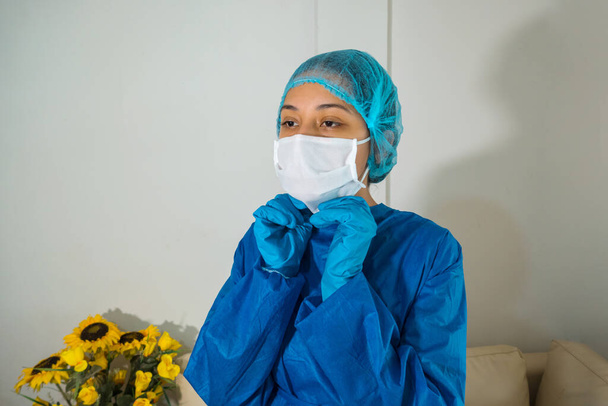 Врач в синем пальто в хирургической маске - Фото, изображение