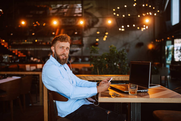 Kaukasischer Geschäftsmann mit Laptop an Bar - Foto, Bild