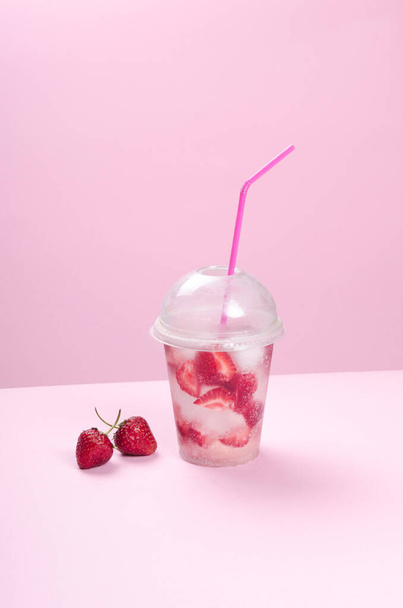 Ein Glas Erdbeercocktail - Foto, Bild