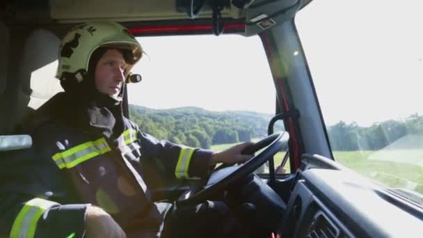 firetrucks cockpit met een brandweerman achter het stuur - Video