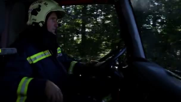 brandweerman in de volledige versnelling rijden een brandweerwagen - Video