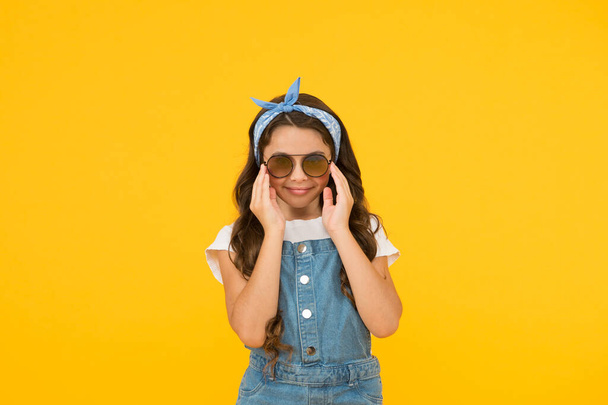 Little fashionable girl summer outfit with sunglasses, cute fashionista concept - Foto, afbeelding