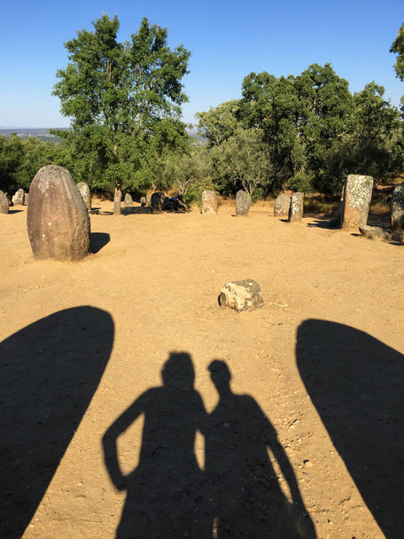 Deux ombres humaines parmi les pierres debout néolithiques. - Photo, image