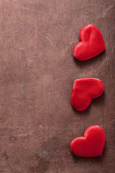 κόκκινες καρδιές πέρα από το ξύλινο υπόβαθρο για του Αγίου Βαλεντίνου - Φωτογραφία, εικόνα