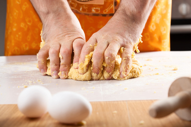 mani di chef impastando la pasta in cucina
 - Foto, immagini