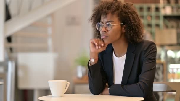 Pensive African Businesswoman Boire du café et penser au café - Séquence, vidéo