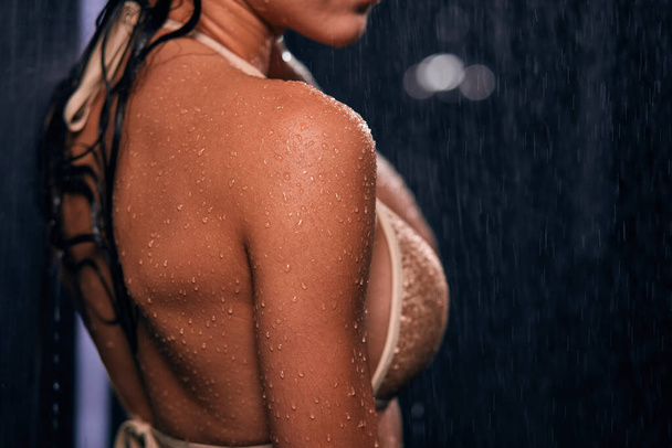 Close up texture of the wet shoulder of a young woman - Fotoğraf, Görsel