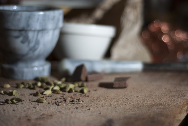 Kardamom wird für die Schokoladenherstellung vorbereitet - Foto, Bild