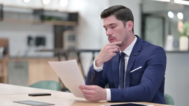Focused Businessman doing Paperwork in Office  - Video, Çekim