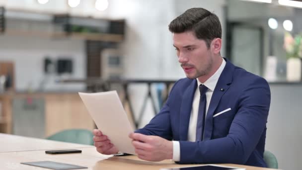 Disappointed Businessman Reading Documents in Office  - Imágenes, Vídeo