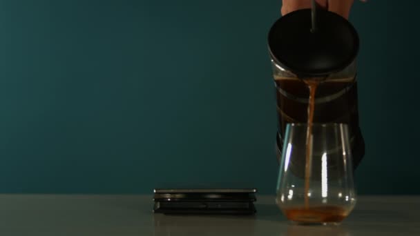 Kaffee im Glas servieren - Filmmaterial, Video