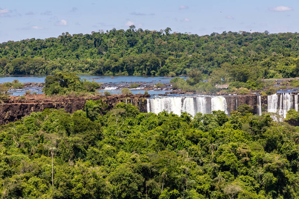 Forêt, cascades et rivière avec rochers, Foz do Iguacu, Parana, Brésil - Photo, image