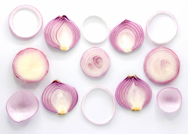sliced red onion isolated on white background,top view - Fotoğraf, Görsel