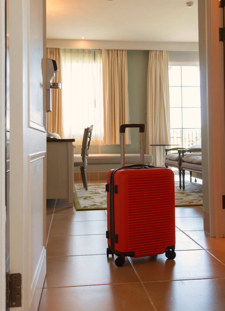 bagagem nova marca laranja chegar no quarto de hotel de luxo para viagem
 - Foto, Imagem