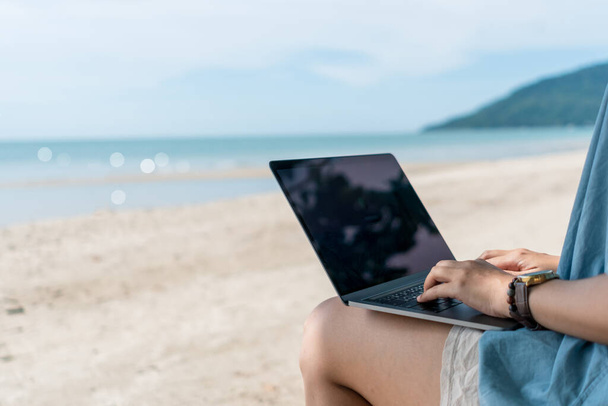 Donna che utilizza laptop e smartphone per studiare in vacanza cady sullo sfondo della spiaggia. Business, finanziario, borsa valori e social network concetto. - Foto, immagini