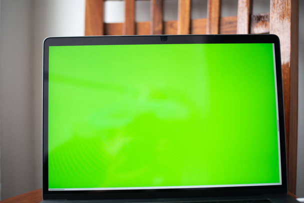 Close up laptop com conceito de tecnologia de tela verde
. - Foto, Imagem