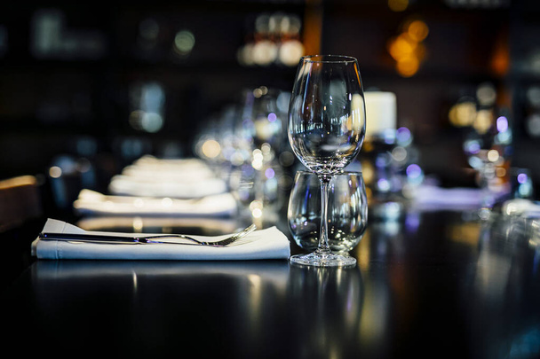 Luxury table settings for fine dining with and glassware, beautiful blurred  background. For events, weddings.  props for weddings, birthdays, and celebration. Wedding, restaurant, - Foto, Imagem
