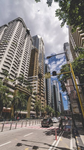 Проспект, заполненный небоскребами в районе Ортигас в Маниле - Фото, изображение