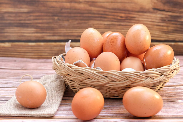 yumurta ahşap masa arkaplanı ve metin için boşluk - Fotoğraf, Görsel